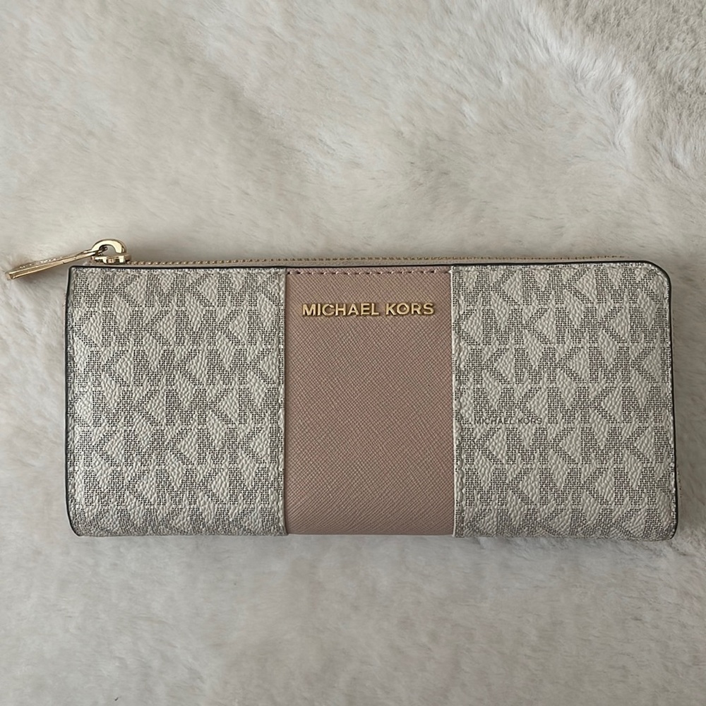 Michael Kors Authentic Jet Set Travel Wallet